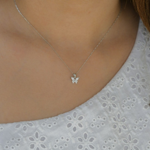 سلسة الفراشة الأنيقة باللون الفضي (N688) .