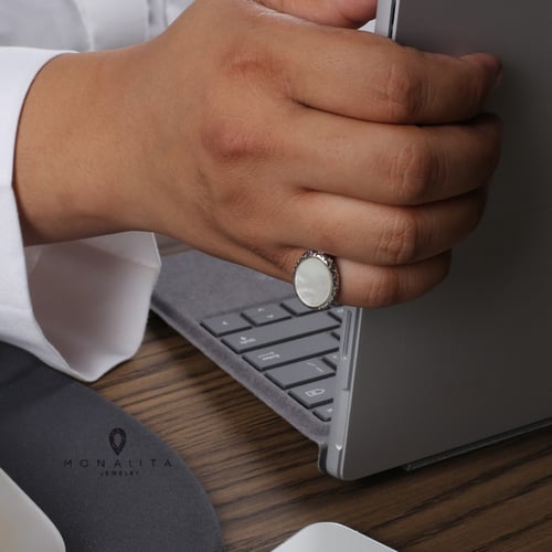 خاتم أنيق رجالي اللون فضي-أبيض (KR10) .