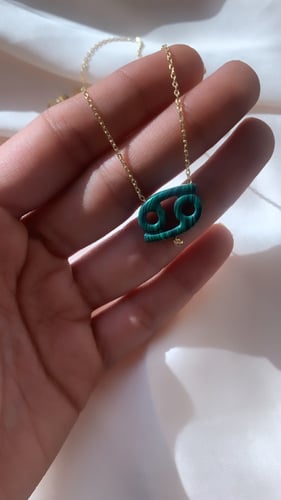 سلسلة برج الابراج باللون الذهبي (N437) .