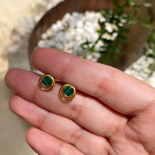 حلق أنيق اللون ذهبي-أخضر (E459) .