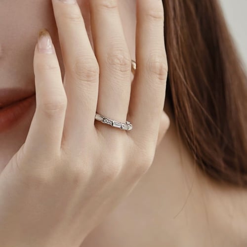 خاتم أنيق مرصع بالكرستالات . (R426)