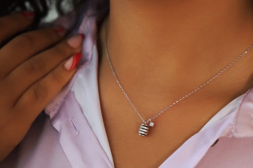 سلسلة أنيقة باللون الفضي (N238) .