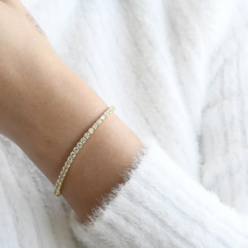 أساور التنس الأنيقة باللون الذهبي (B705) .