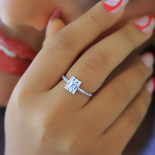 خاتم أنيق اللون فضي (R115) .