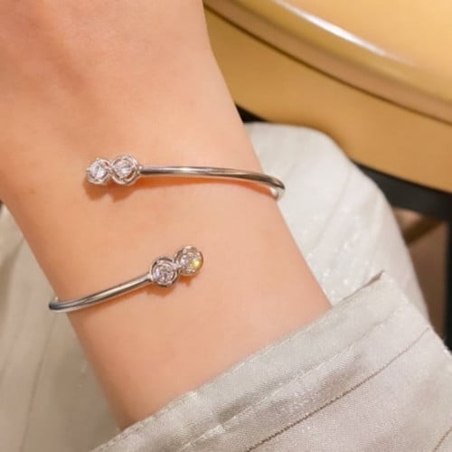 أسورة أنيقة باللون الفضي (B727) .