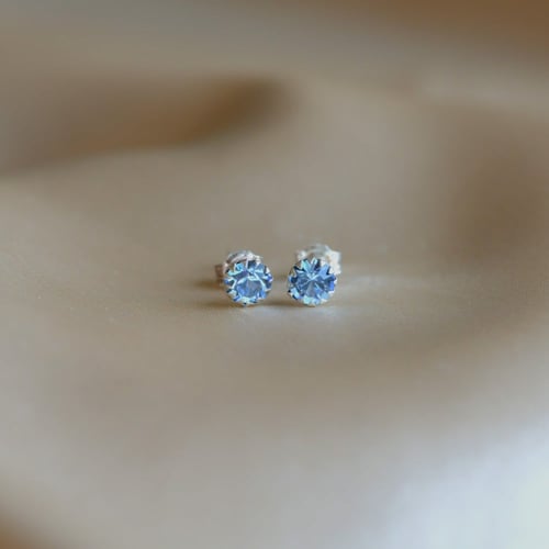 حلق أنيق باللون الفضي ( متوفر بعدة ألوان ) .