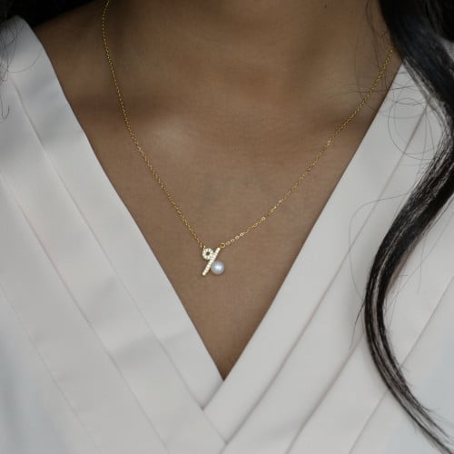 سلسلة أنيقة باللون الذهبي (N835) .