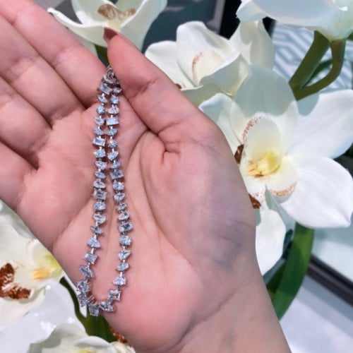 سلسلة تنس أنيقة باللون الفضي (N626) .