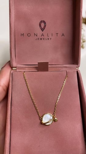 سلسلة أنيقة باللون الذهبي (N288) .