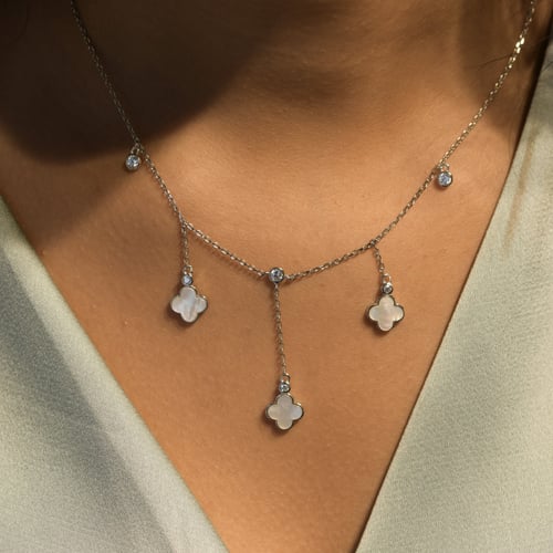 سلسلة ورد أنيقة باللون الفضي (N414) .