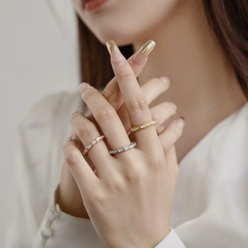 خاتم أنيق مرصع بالكرستالات . (R426)