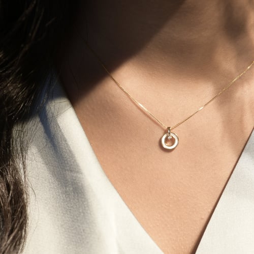 سلسلة أنيقة باللون الذهبي (N855) .