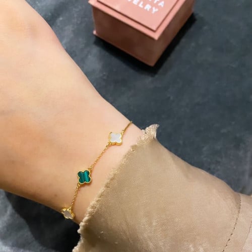 أسورة ورد أنيقة باللون الذهبي .