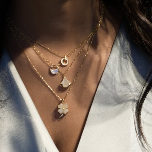 سلسلة أنيقة باللون الذهبي (N855) .