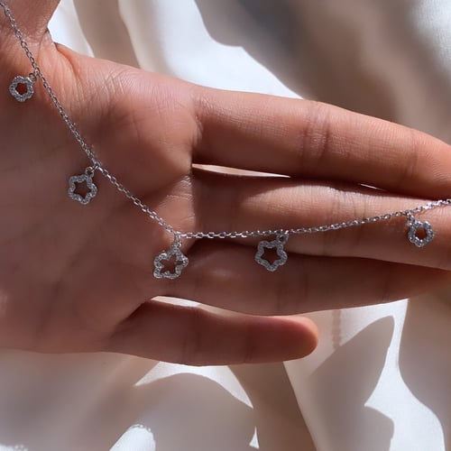 سلسلة ورد أنيقة باللون الفضي (N418).