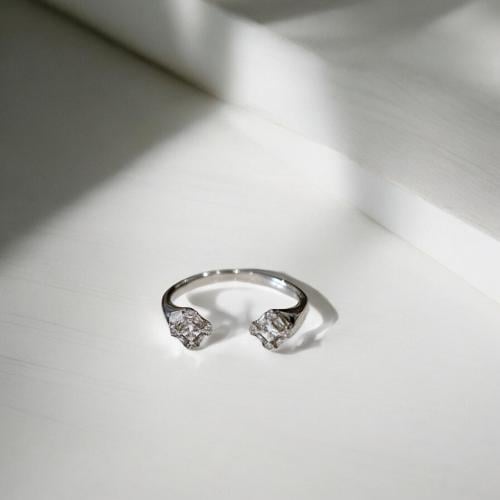 خاتم أنيق اللون فضي (R234) .