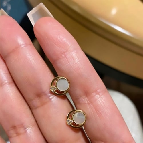 حلق أنيق اللون ذهبي - أبيض (E498).