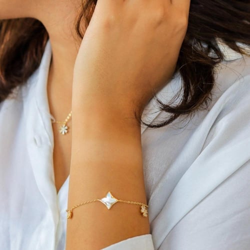 أسورة الأنيقة باللون الذهبي .(B1023)