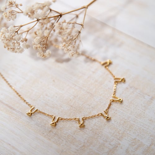 سلسلة لا الأنيقة باللون الذهبي (N724) .