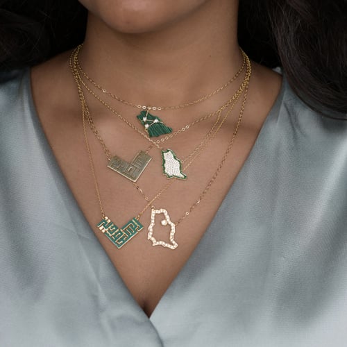 سلسلة خريطة المملكة باللون الذهبي (N380) .