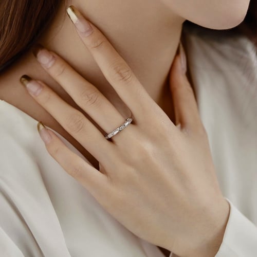 خاتم أنيق مرصع بالكرستالات . (R426)