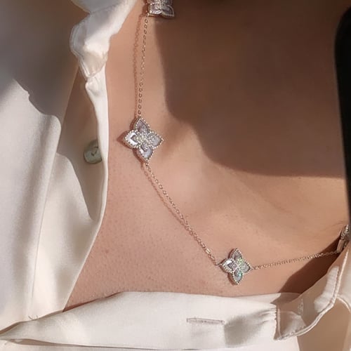 سلسلة ورد أنيقة باللون الفضي (N481) .