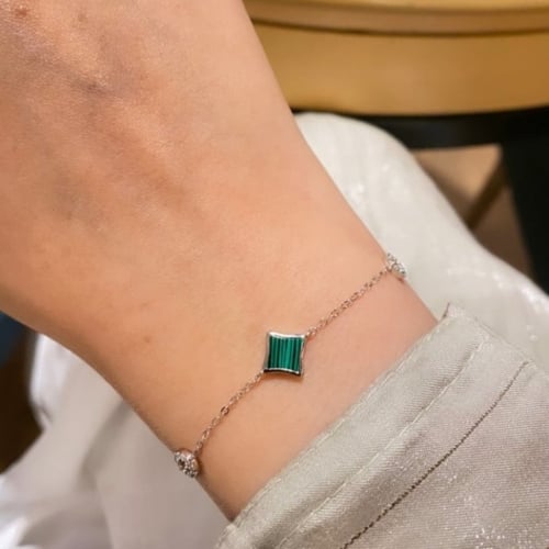 أسورة أنيقة باللون الفضي (B731) .