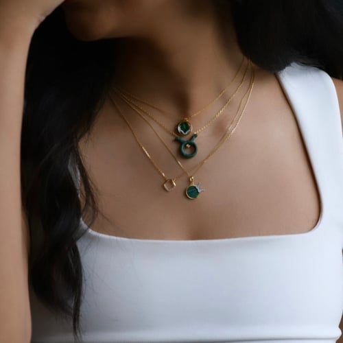 سلسلة فراشة أنيقة باللون الذهبي-الأخضر (N329) .