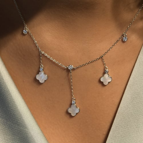 سلسلة ورد أنيقة باللون الفضي (N414) .