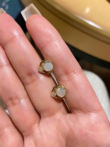 حلق أنيق اللون ذهبي - أبيض (E498).