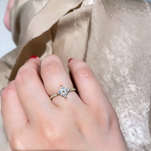 خاتم أنيق اللون ذهبي (R257) .