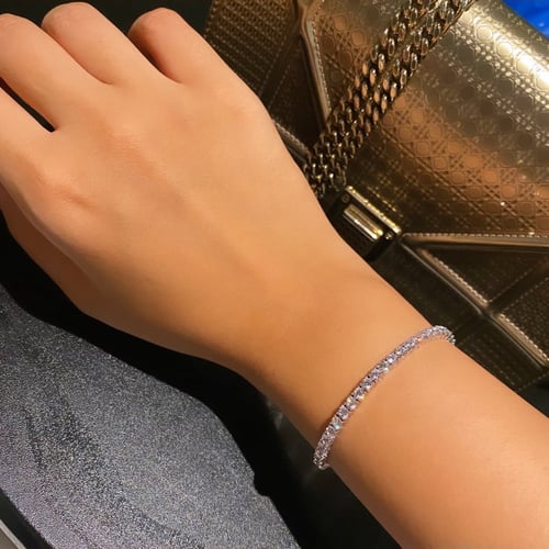 أسورة تنس كبيرة باللون الفضي (B633) .