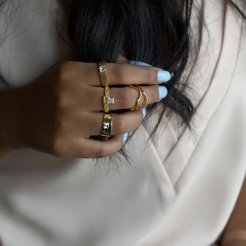 خاتم أنيق اللون ذهبي (R395).