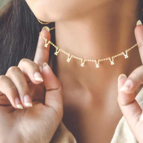 سلسلة لا الأنيقة باللون الذهبي (N724) .