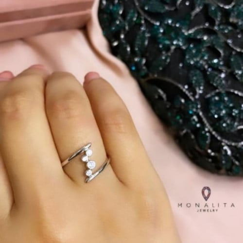 خاتم أنيق اللون فضي (R106) .