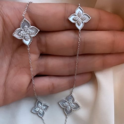 سلسلة ورد أنيقة باللون الفضي (N481) .