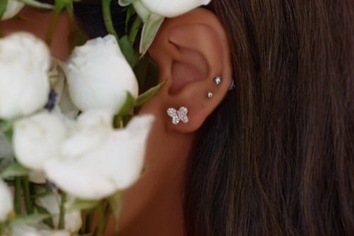 حلق الفراشة الأنيقة اللون روز قولد(E4).