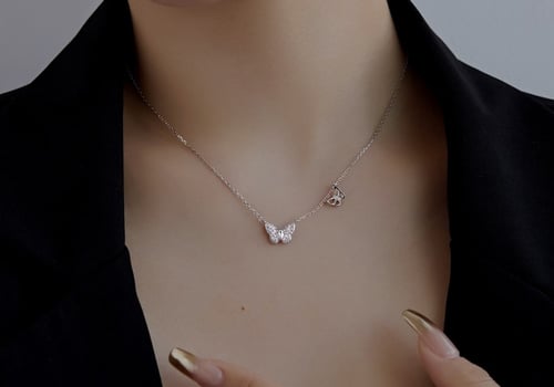 سلسلة الفراشة الأنيقة باللون الفضي . (N950)