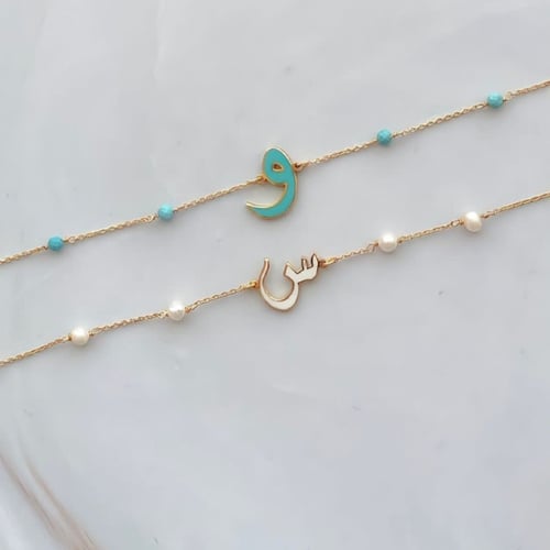 أسورة حروف تصميم خاص باللون الذهبي (B959) .