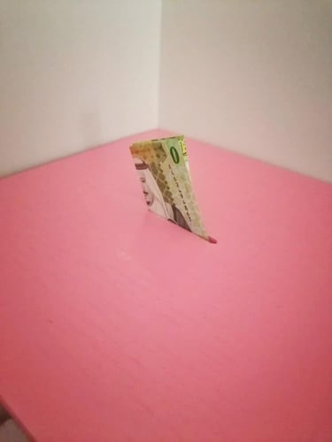 حصالة للأموال من الخشب بالامكان توفيرها بألوان مخت...