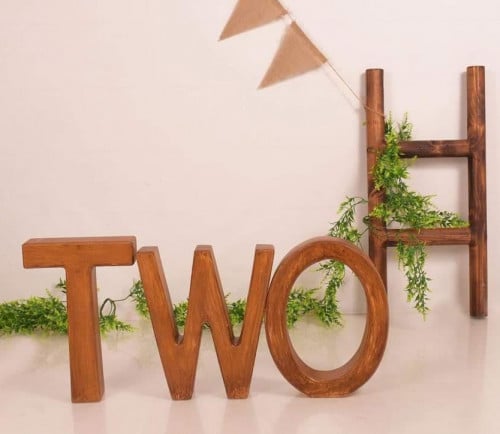 كلمة two خشبية عريضة بني