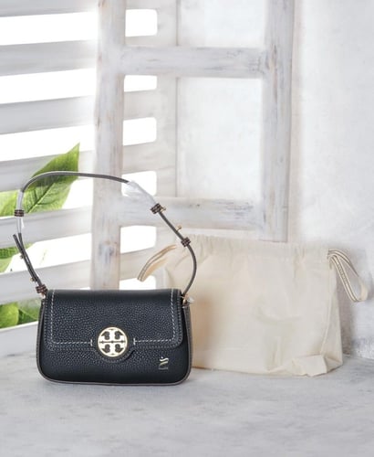 سلم خشبي بني