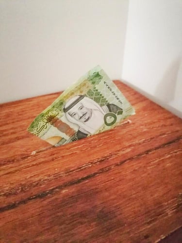 حصالة للأموال من الخشب بالامكان توفيرها بألوان مخت...