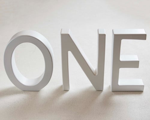 كلمة ONE خشبية عريضة ابيض