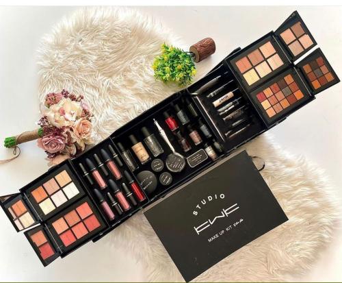 طقم مكياج مع شنطة ستديو من كي دبليو كي 078