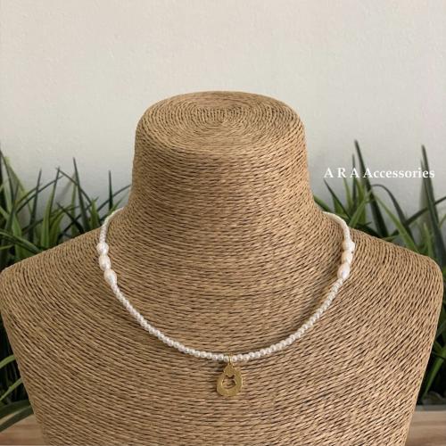 تشوكر لولو مع حرف مطلي ذهب