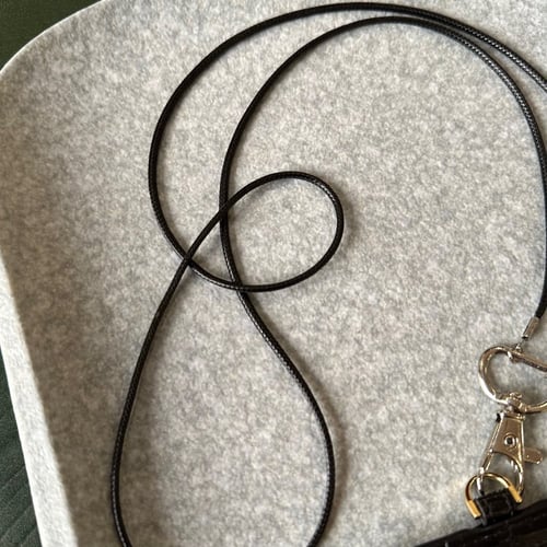 تعليقه بطاقه خيط جلد + حامل بطاقه جلد