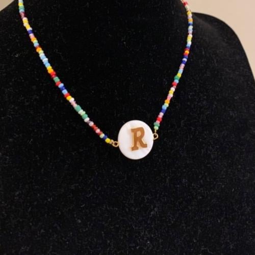 سلسال خرز ملون مع حرف مطلي ذهب