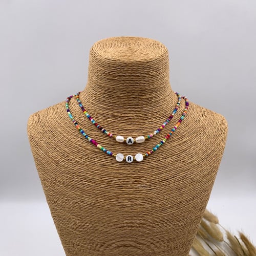 سلسال خرز ملون مع حرف