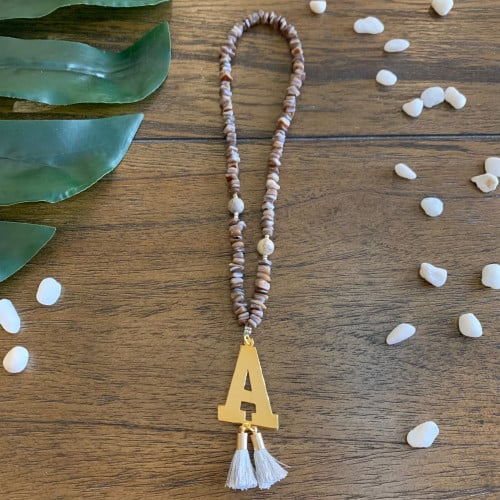 تعليقه سياره حجر بني مع حرف مطلي ذهب